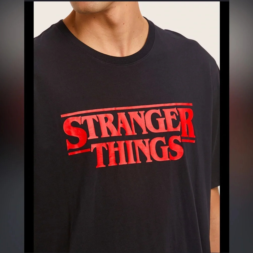 Stranger Things t-shirt - black with red graphic print crew neck